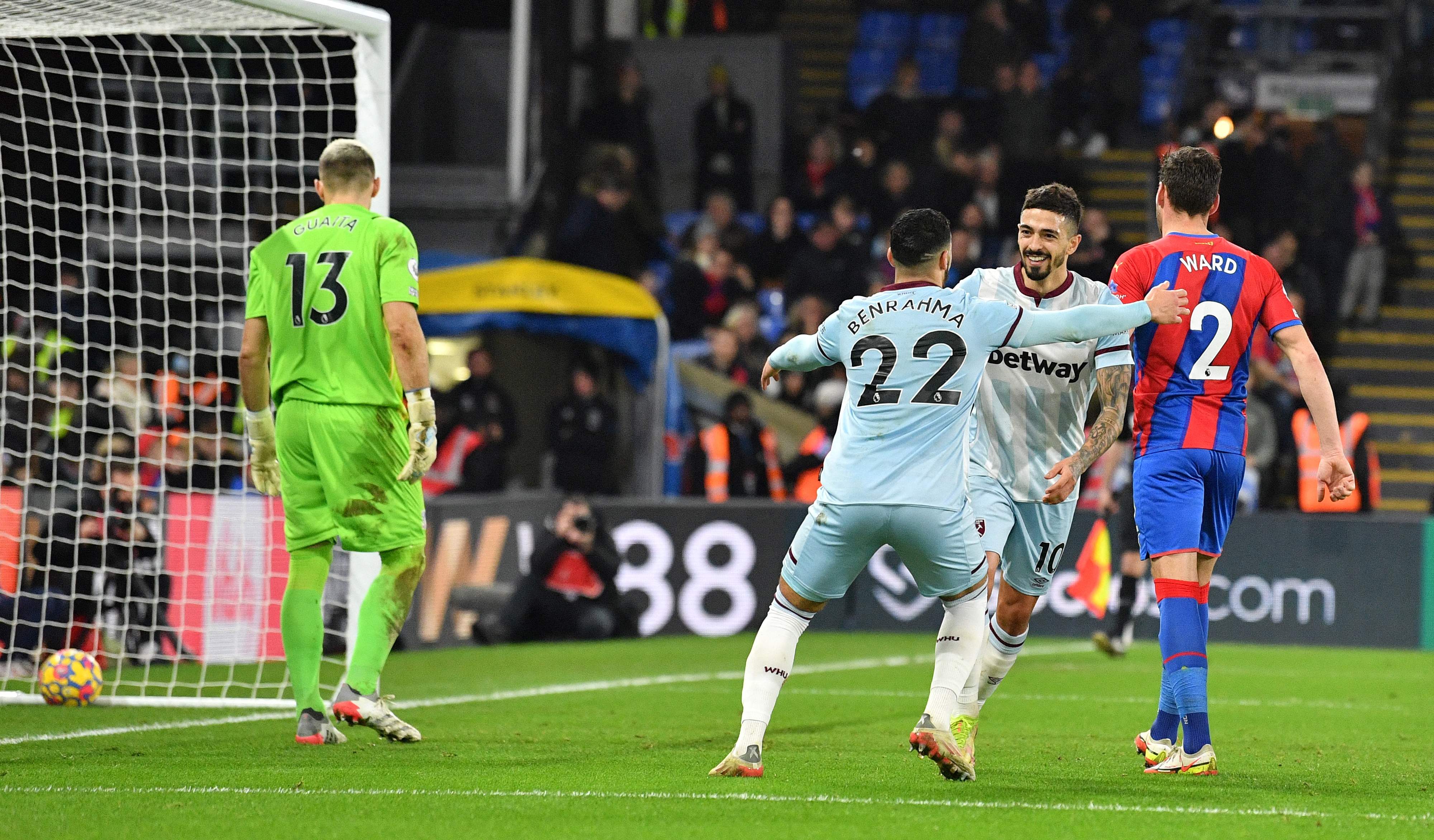 El jugador del West Ham United Manuel Lanzini (2d) festeja su primer tanto al Crystal Palace. (Foto Prensa Libre: AFP) 