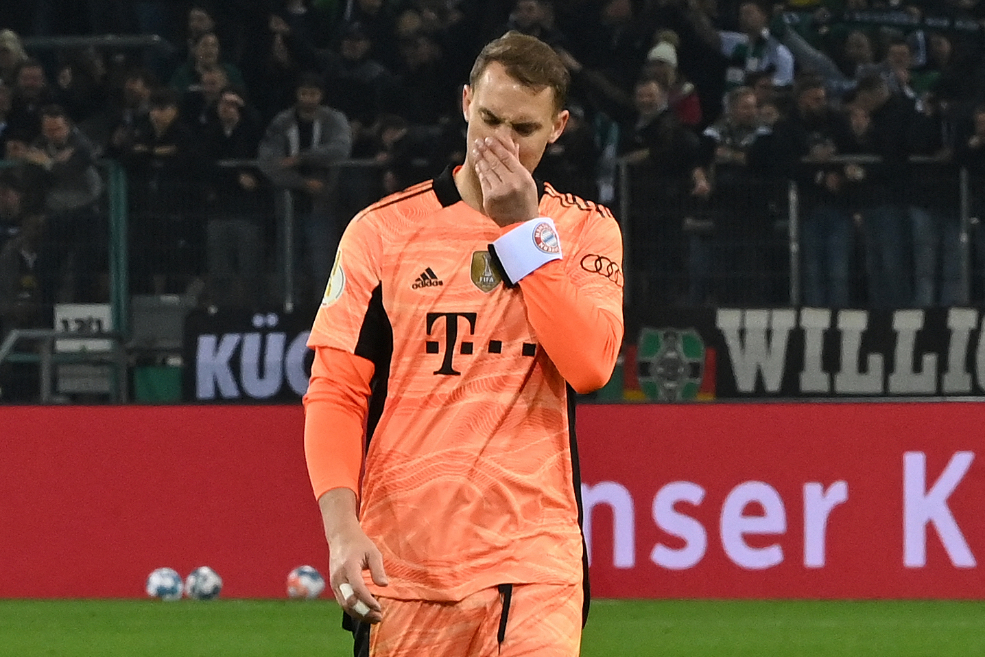 El portero del Bayern Munich Manuel Neuer reacciona en el duelo de la  DFB Pokal, contra el Borussia Moenchengladbach. (Foto Prensa Libre: AFP)