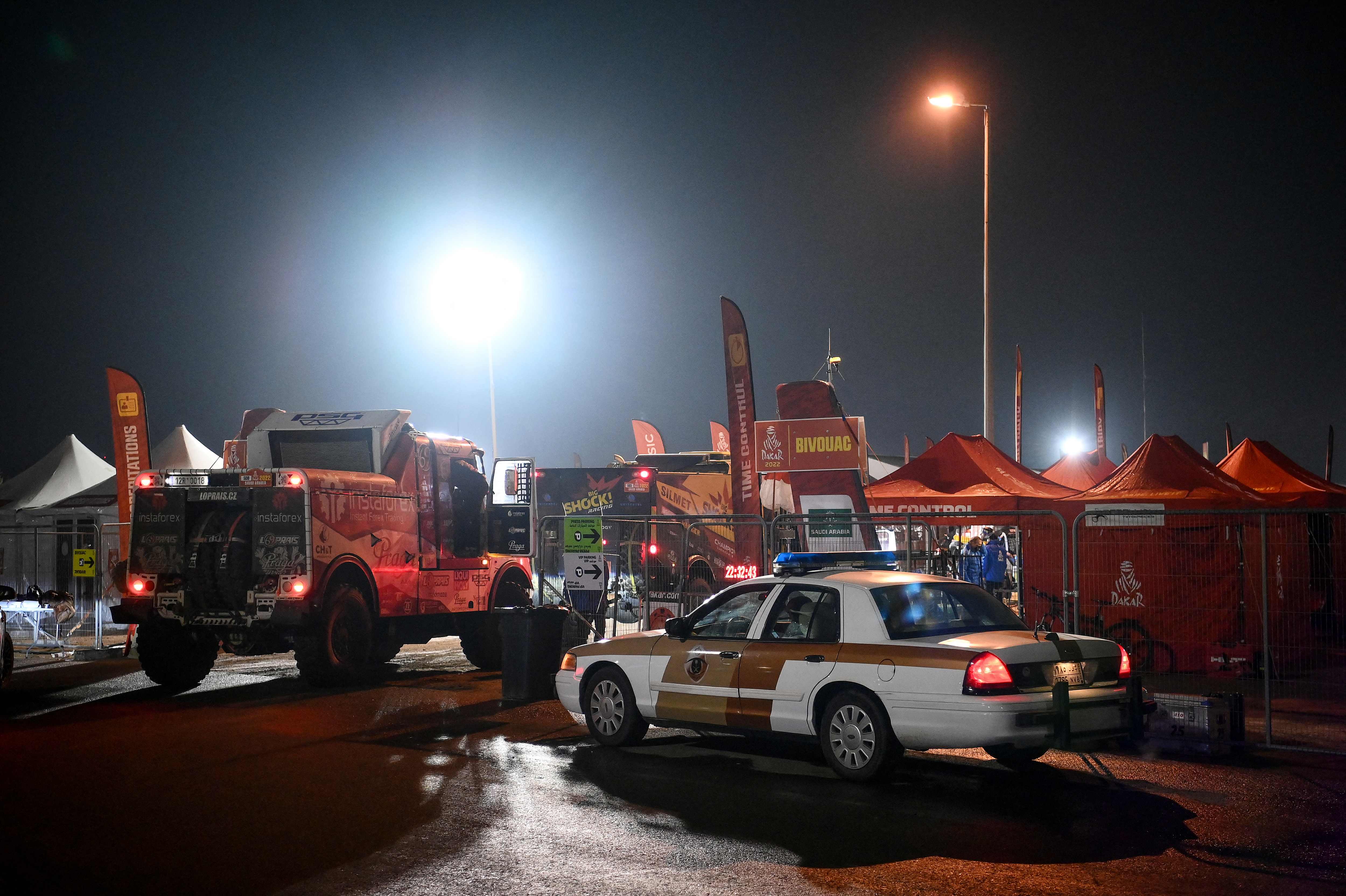 En esta fotografía se puede ver la entrada al bivouac en Ha'il durante el Dakar 2022 entre Jeddah y Ha'il en Arabia Saudita. (Foto Prensa Libre: AFP)