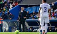 El entrenador del Real Madrid Carlo Ancelotti observa a Eder Militao desde el banquillo en el duelo ante el Getafe. (Foto Prensa Libre: AFP)