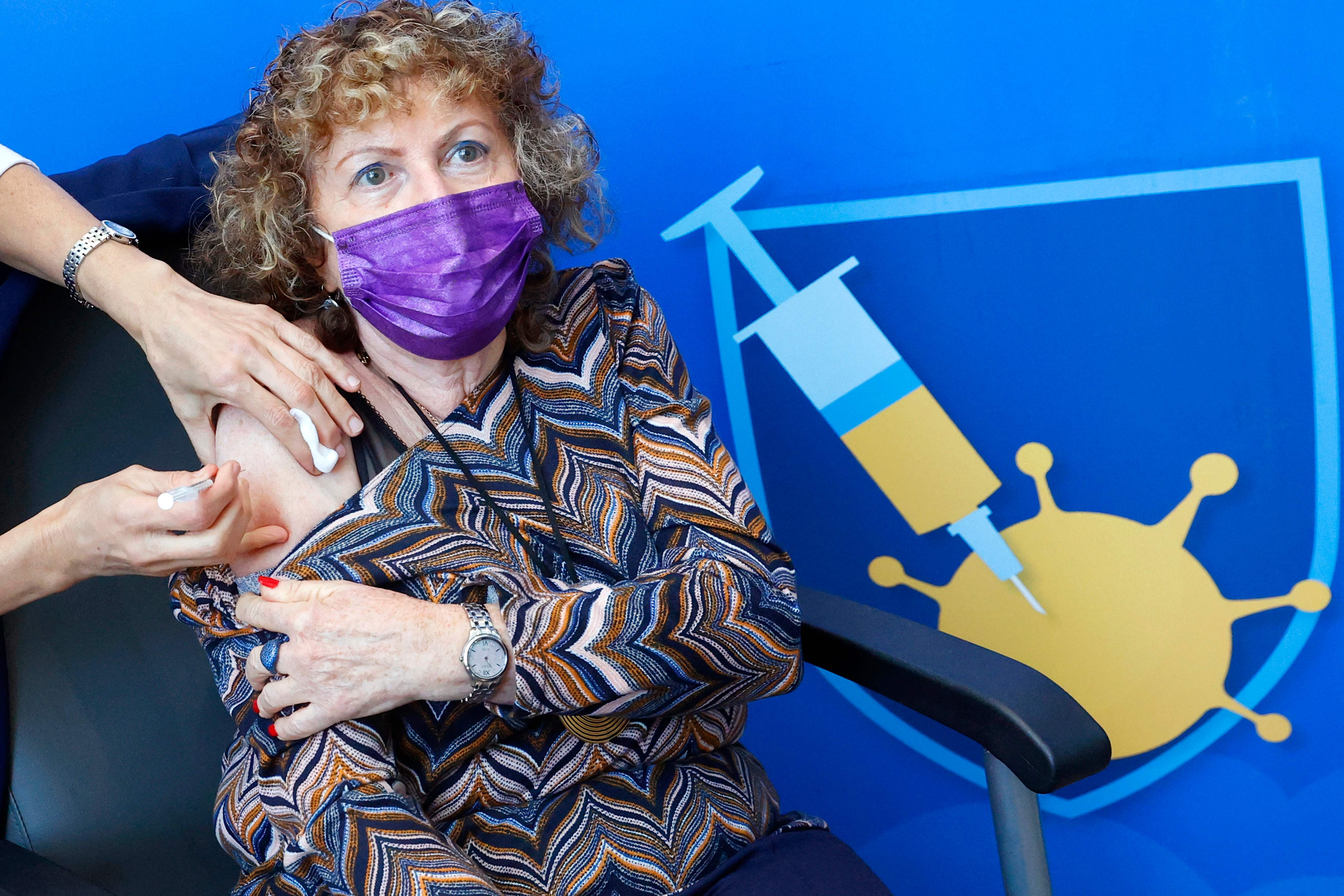 Una persona recibe la cuarta dosis de la vacuna contra el coronavirus COVID-19 de Pfizer-BioNTech en el Centro Médico Ichilov Tel Aviv Sourasky, en la ciudad costera mediterránea de Tel Aviv, el 3 de enero de 2022. (Foto Prensa Libre: AFP)