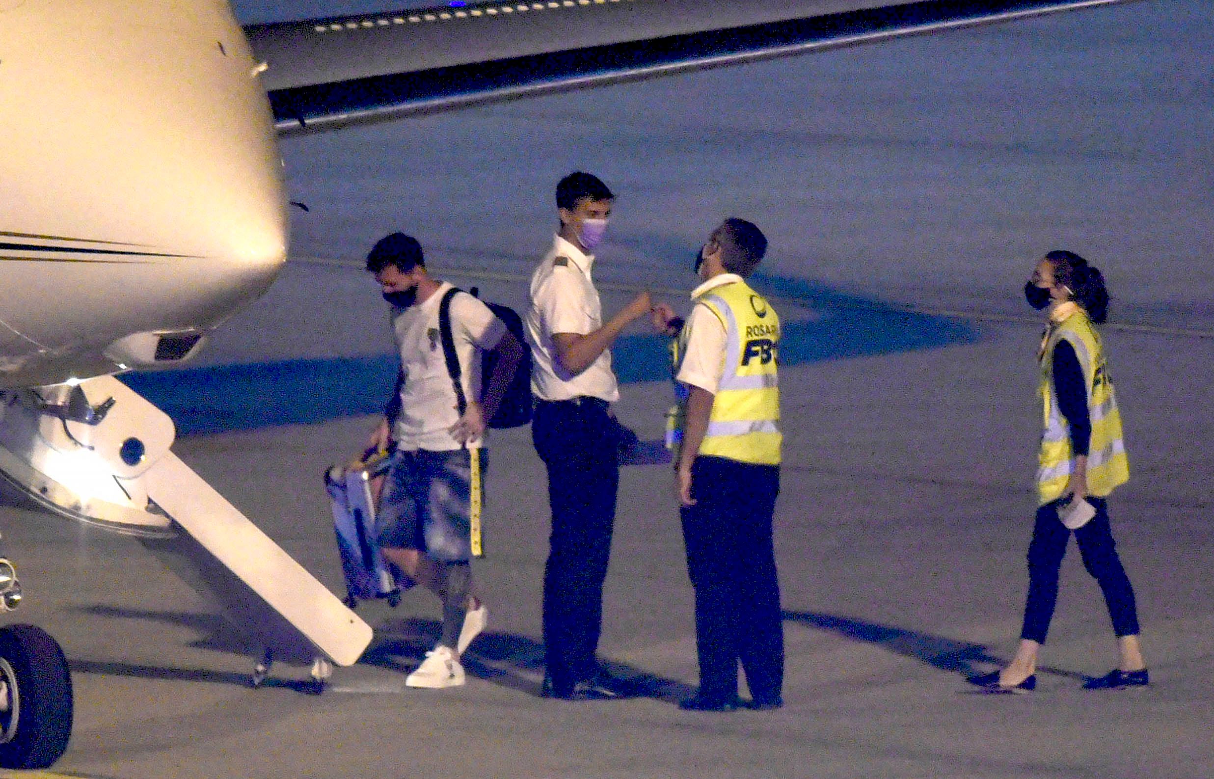 Lionel Messi en el momento que aborda el avión con rumbo a Paris, Francia, después de dar negativo al test de covid-19- (Foto Prensa Libre: EFE).
