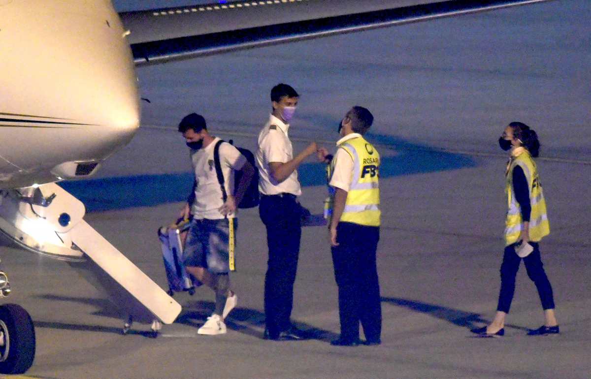 El argentino Lionel Messi viaja a París, después de dar negativo al test de covid-19