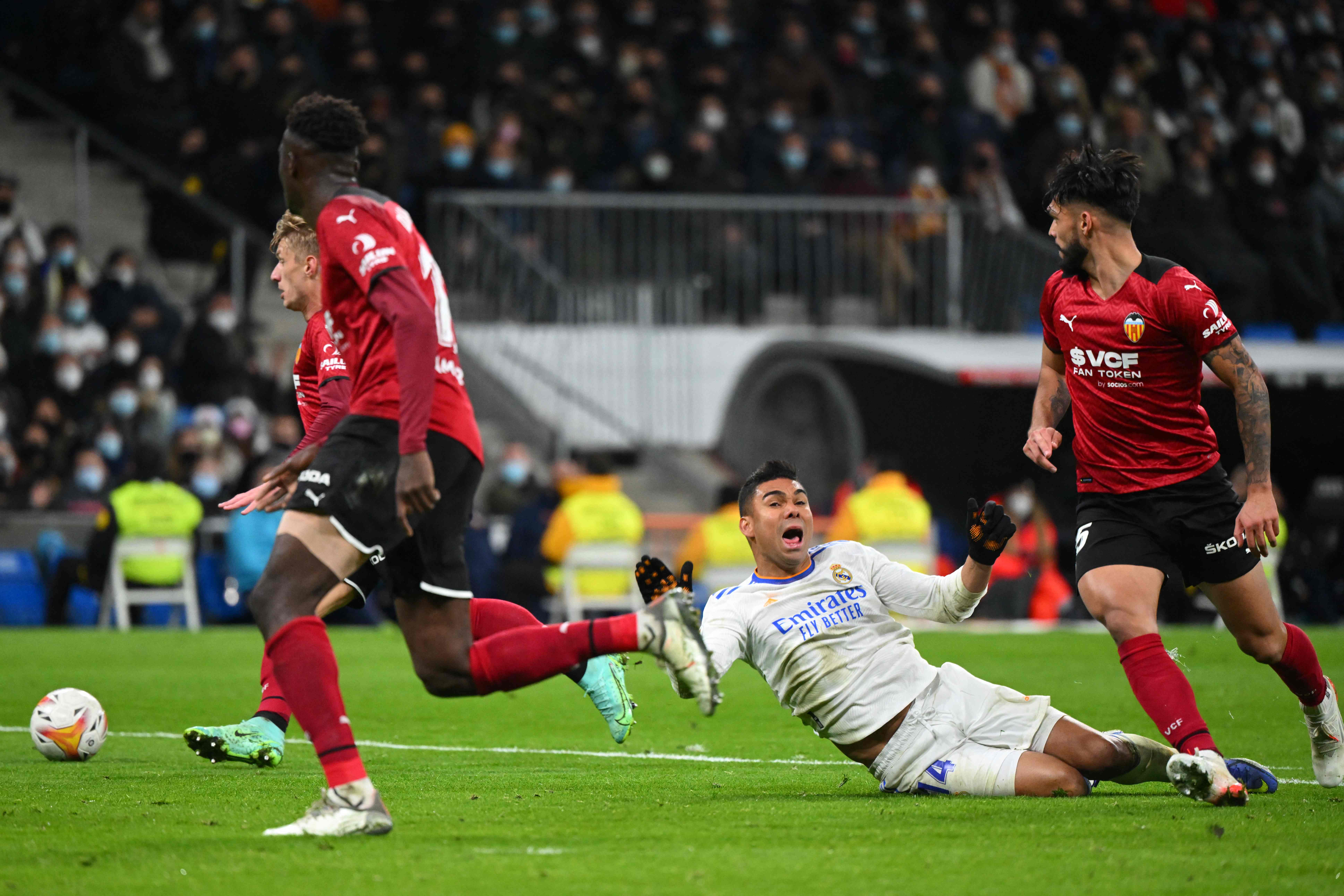 El jugador del Real Madrid Carlos Henrique Casemiro (de blanco) cae dentro del área tras una falta del francés Mouctar Diakhaby (de rojo) en el Santiago Bernabéu. (Foto Prensa Libre: AFP)