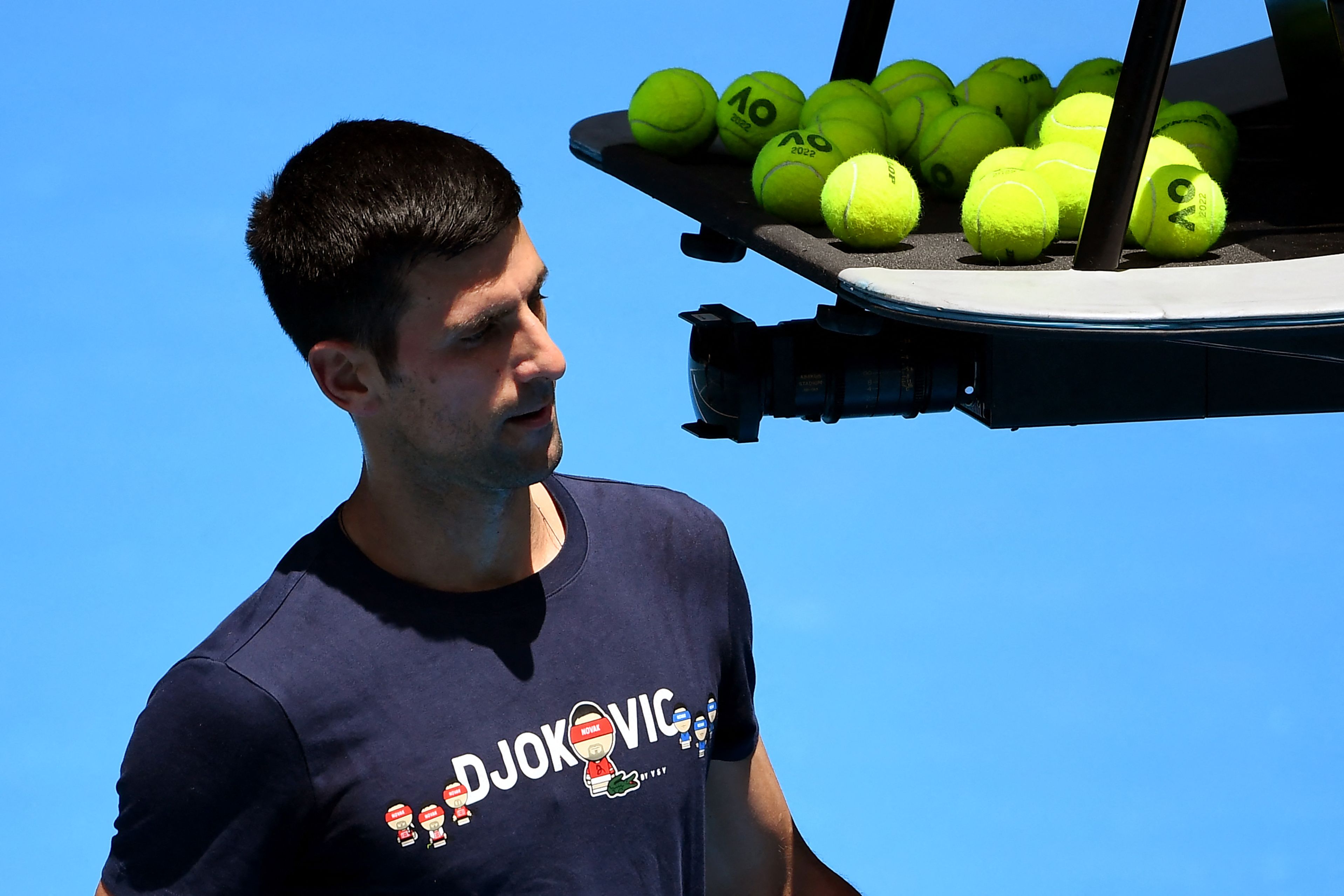 El serbio Novak Djokovic ha causado una tormenta en Australia desde que ingresó para participar en el Australian Open. Foto Prensa Libre: AFP.