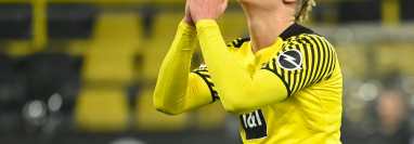 El delantero del Borussia Dortmund Erling Braut Haaland reacciona en el duelo ante SC Freiburg. (Foto Prensa Libre: AFP) 