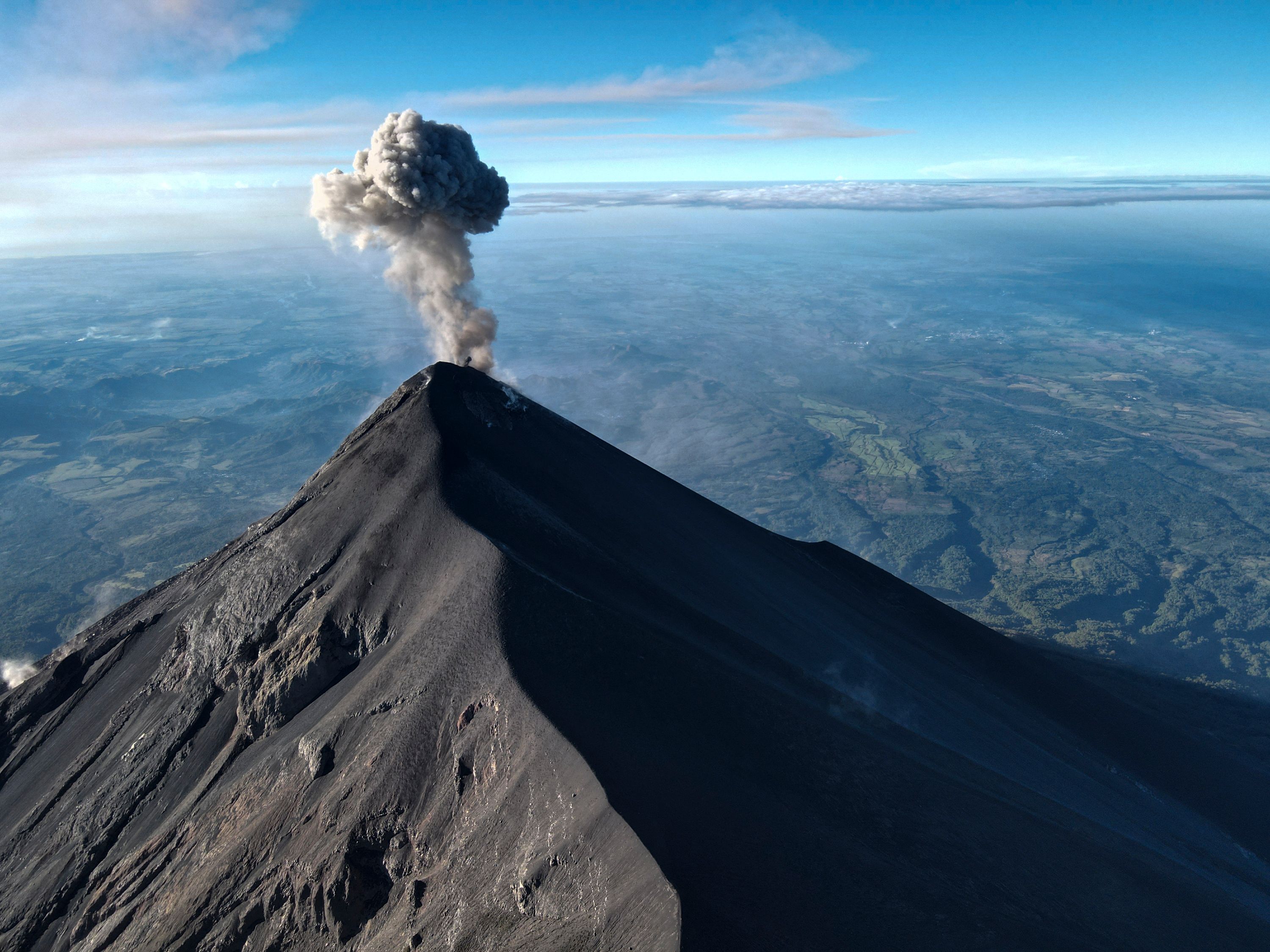 Erupción del Volcán de Fuego el 13 de enero de 2022, visto desde el volcán Acatenango. (Foto Prensa Libre: AFP)
