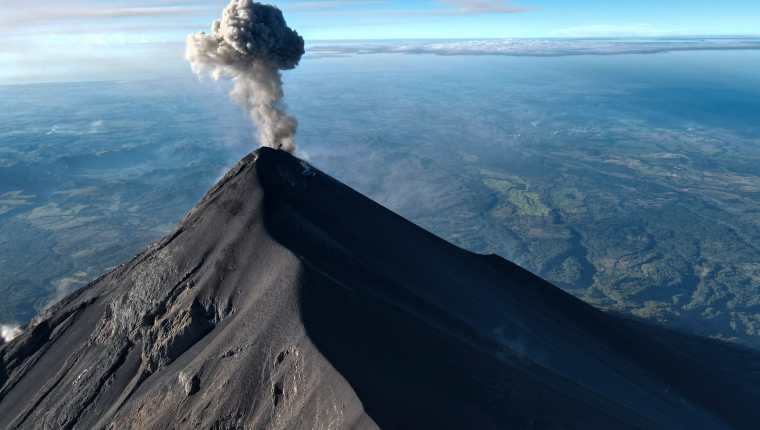 Erupción del Volcán de Fuego el 13 de enero de 2022, visto desde el volcán Acatenango. (Foto Prensa Libre: AFP)