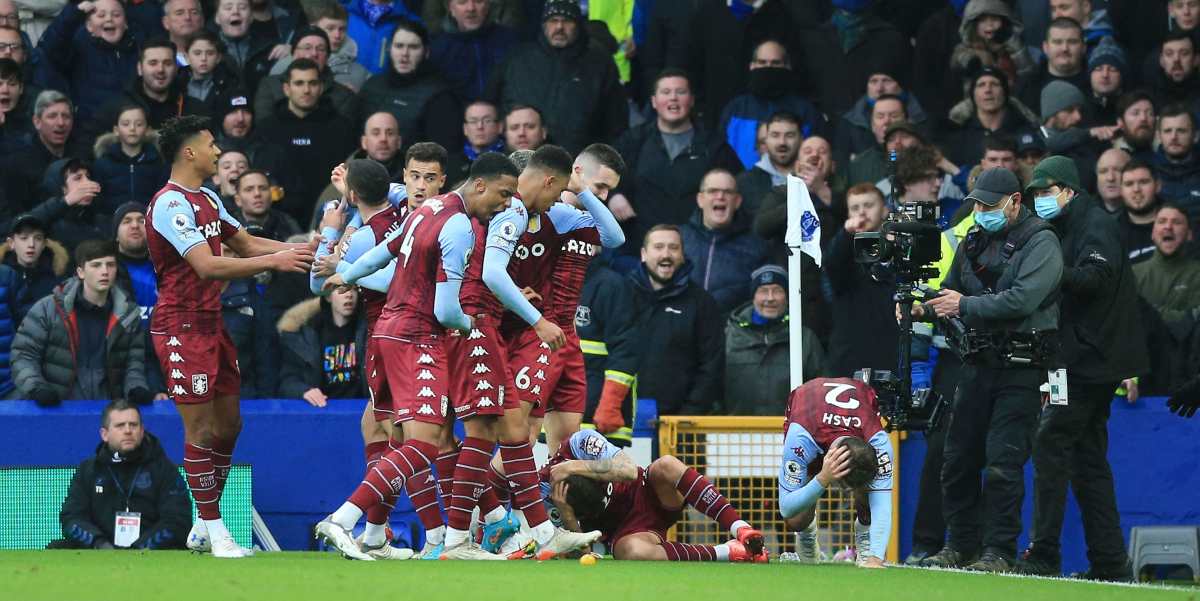 VIDEO | El tenso momento en el que el futbolista del Aston Villa Lucas Digne fue alcanzado por una botella en campo de su anterior club, el Everton