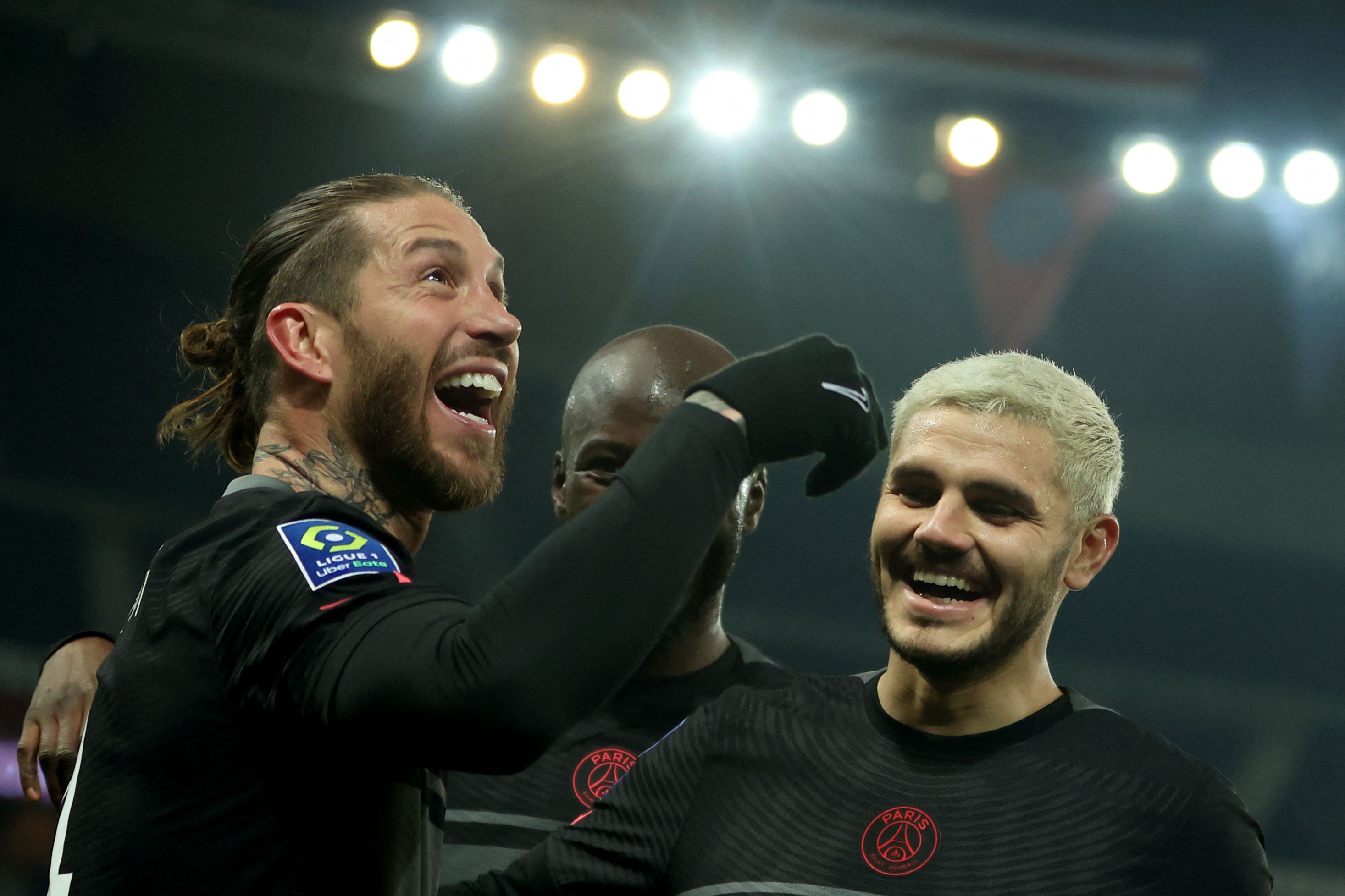 El defensa español del Paris Saint-Germain Sergio Ramos (I) celebra con sus compañeros su primer gol en el Parc des Princes. (Foto Prensa Libre: AFP)