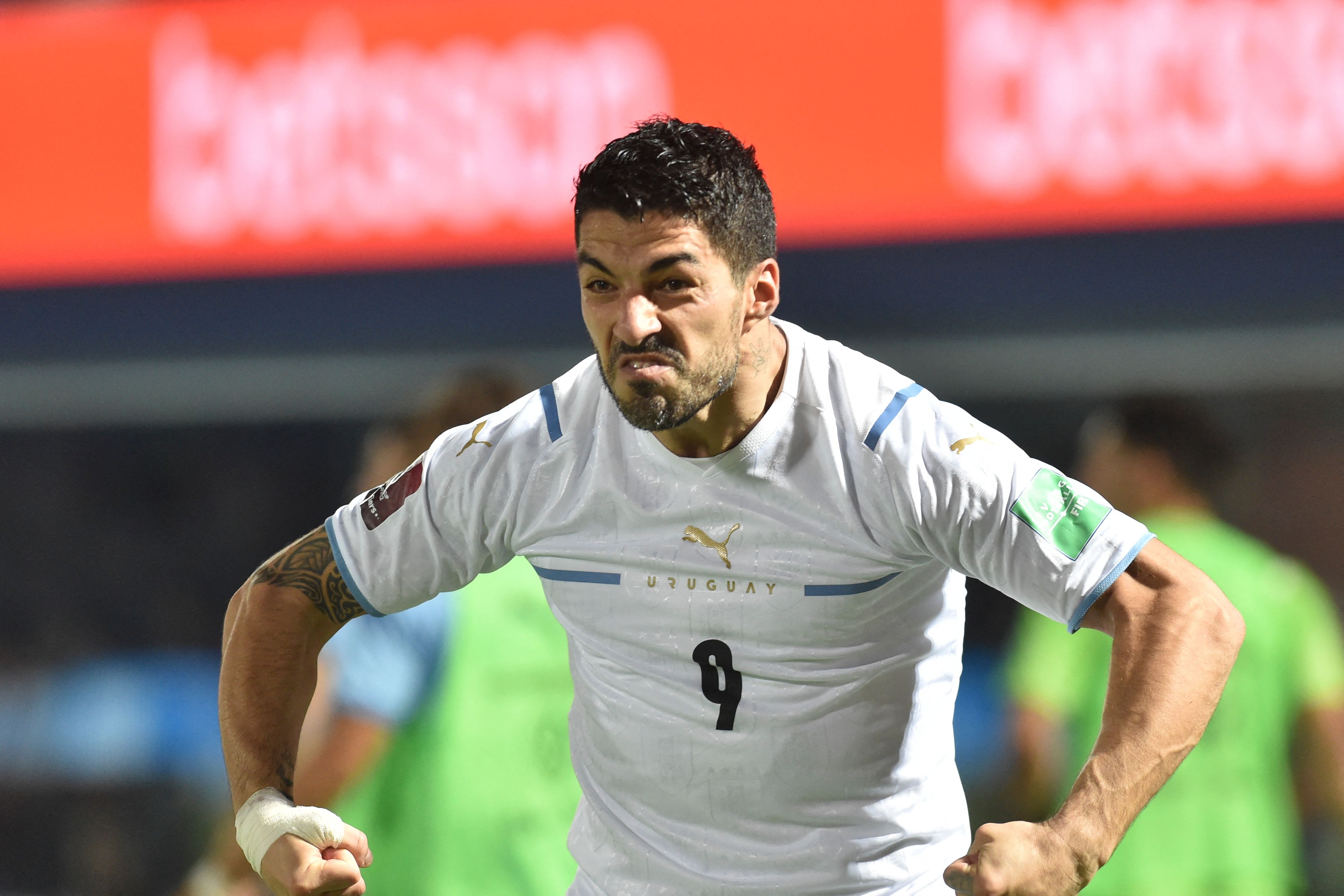 Uruguay's Luis Suarez celebrates after scoring against Paraguay during their South American qualification football match for the FIFA World Cup Qatar 2022 at General Pablo Rojas Stadium in Asuncion, on January 27, 2022. (Photo by DANIEL DUARTE / AFP)