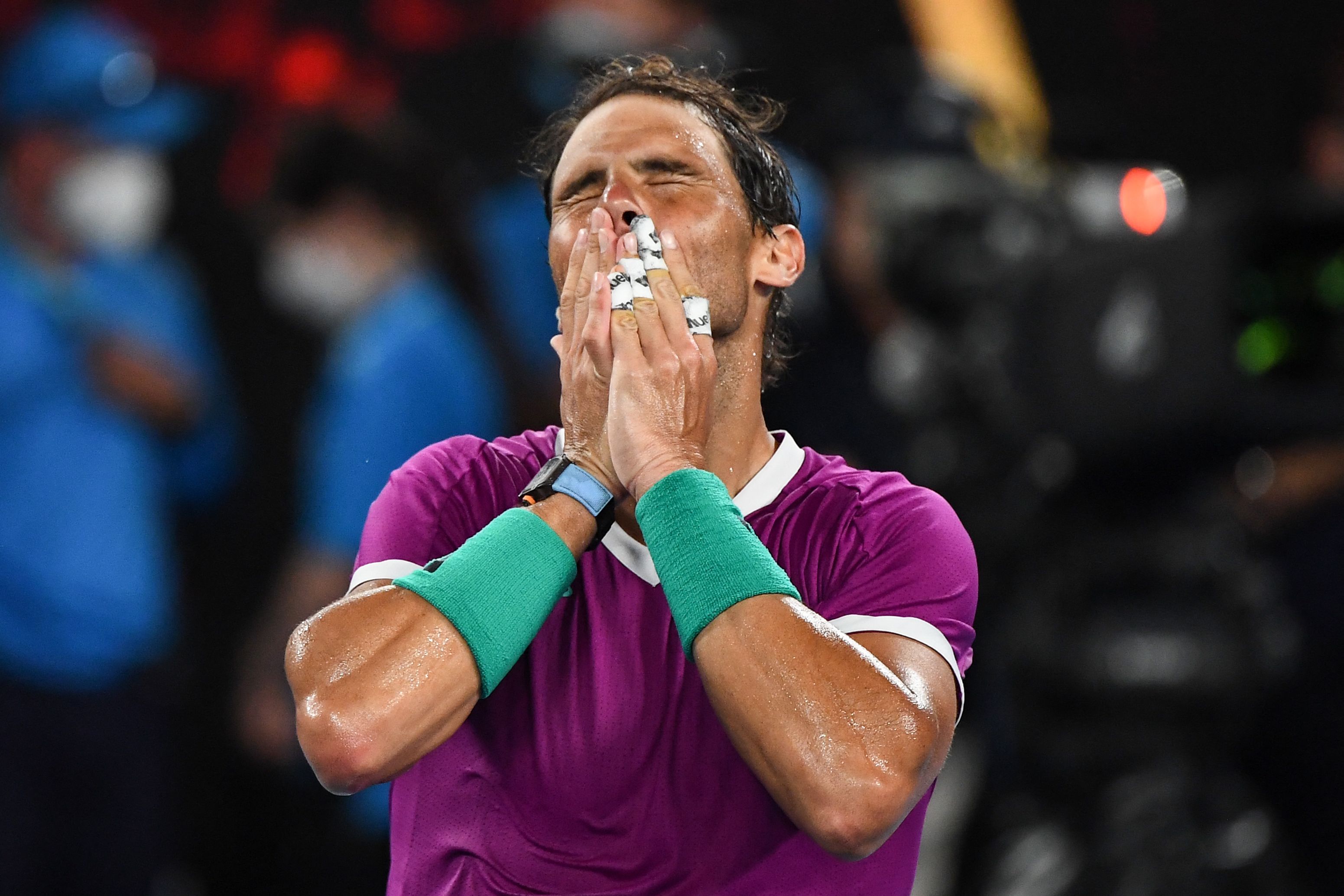 El español Rafael Nadal celebra después de haberle ganado al italiano Matteo Berrettini en el Abierto de Australia. Ahora jugará la final ante Daniil Medvedev. Foto Prensa Libre: AFP.