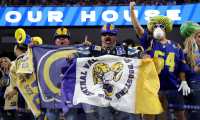 Los fans de Los Ángeles Rams felice durante el juego ante los Arizona Cardinals.(Foto Prensa Libre: AFP)