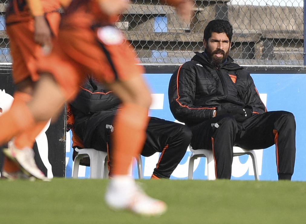 El exseleccionado de Uruguay Sebastian Abreu, entrenando a un combinado sudamericano frente a Liverpool. (Foto Prensa Libre: AFP)