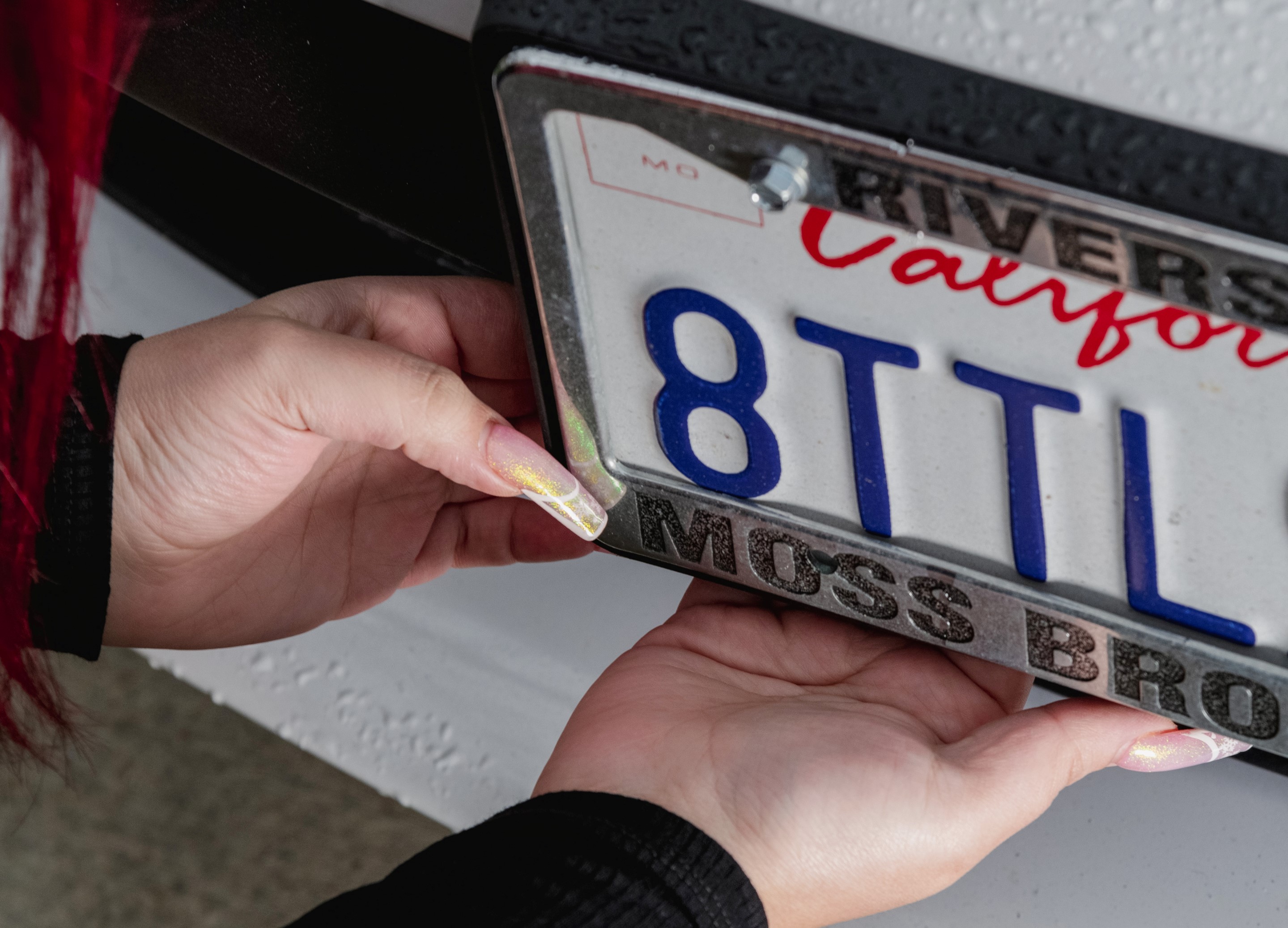 Ashley Estrada encontró un AirTag de Apple que la había estado rastreando durante cuatro horas mientras hacía mandados, en Eastvale, California, el 29 de diciembre de 2021. (Foto Prensa Libre: Carlos Jaramillo / The New York Times)