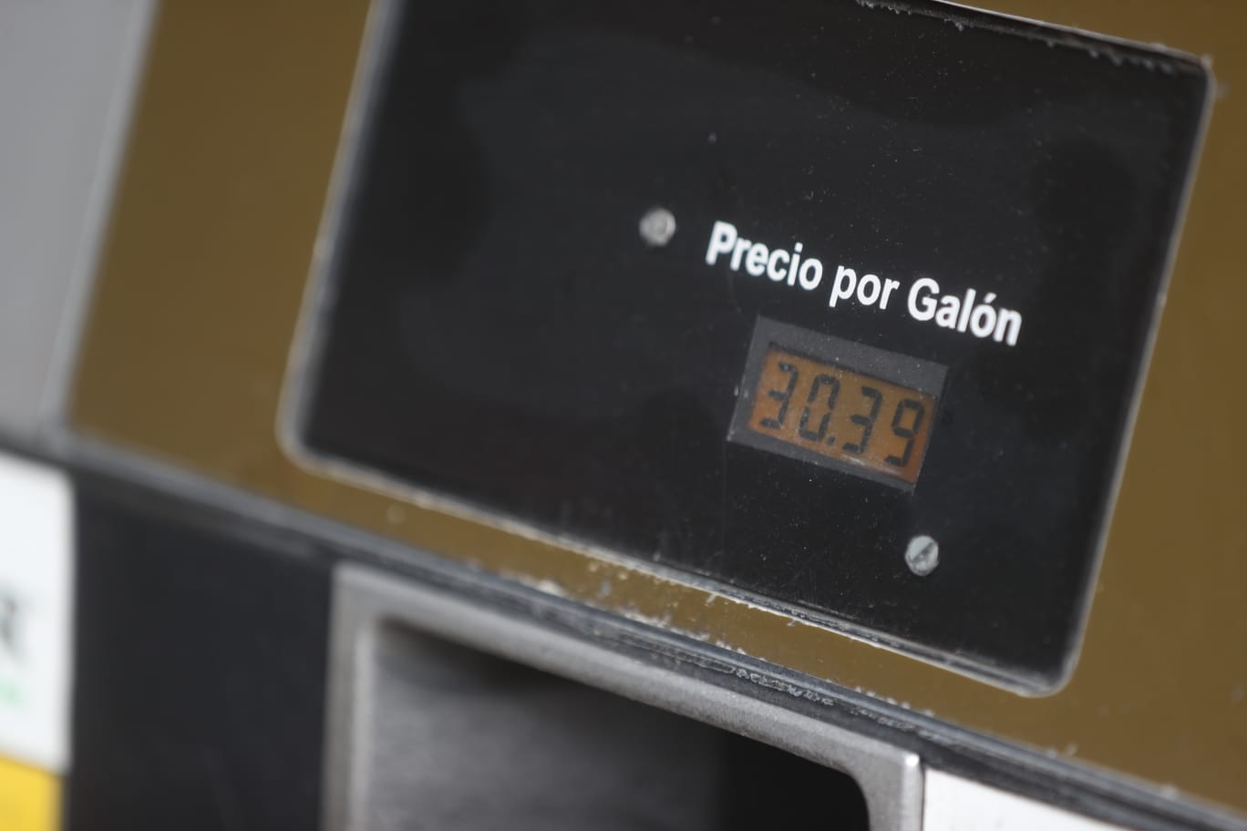 En la modalidad de servicio completo el precio de la gasolina superior rebasa los Q30. (Foto Prensa Libre: Juan Diego González)
