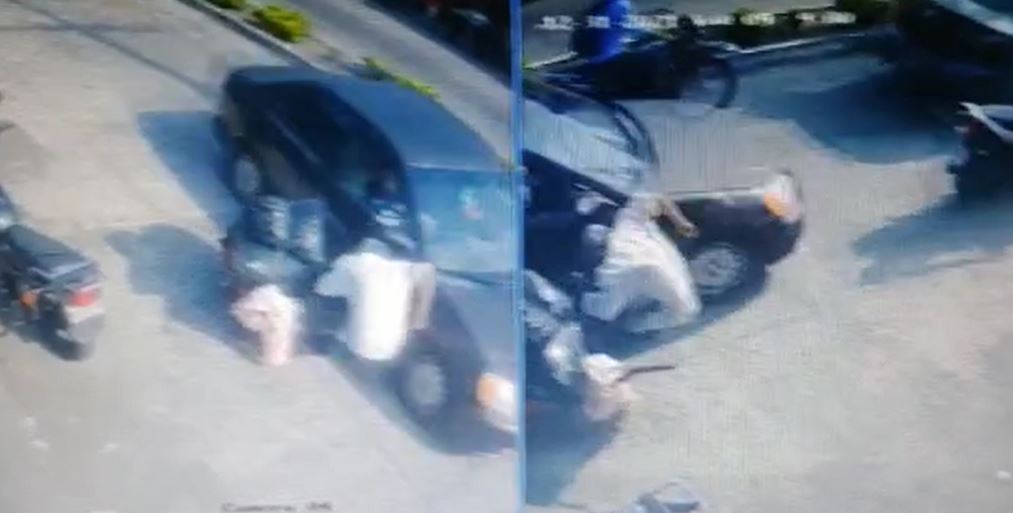 Momento en el que Maximiliano Pérez Vicente fue arrollado en Retalhuleu. (Foto Prensa Libre: Tomada de video)