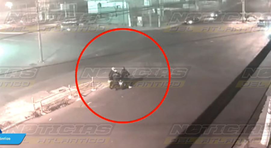 Momento del asalto a un motorista en la zona 4 de Mixco. (Foto Prensa Libre: Tomada de Noticias del Atlántico)