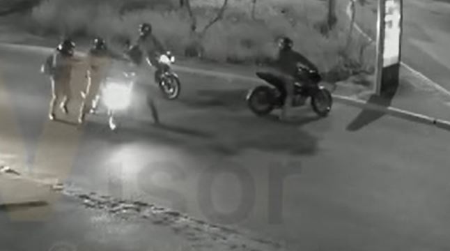Momento en que delincuentes despojan de su motocicleta a una persona en la zona 8 de la capital. (Foto Prensa Libre: Tomada de Visor Amatitlán)