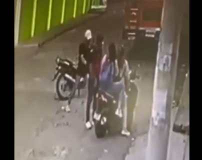 Video: Sujetos asaltan a dos mujeres en Escuintla y en su intento de huir caen de la motocicleta