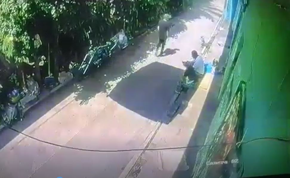 Momento en que sicario pretendía cometer ataque armado en Retalhuleu. (Foto Prensa Libre: Captura de video)