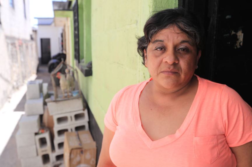 Azucena Estrada, vecina de la colonia Reyna Barrios, expresa su temor por los retumbos en la zona 13 de la capital. (Foto Prensa Libre: Byron García)