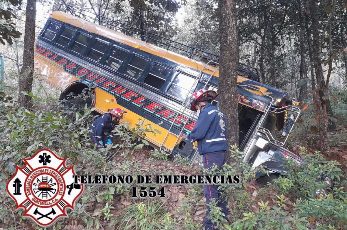 A punto de caer al barranco: autobús se accidenta en ruta de Chichicastenango, Quiché debido a desperfectos mecánicos