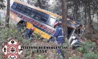 Bus de los Transportes Veloz Quichelense se accidentó en el km 152 de la ruta que de Chichicastenango conduce a Santa Cruz del Quiché. (Foto Prensa Libre: Bomberos Municipales Departamentales). 