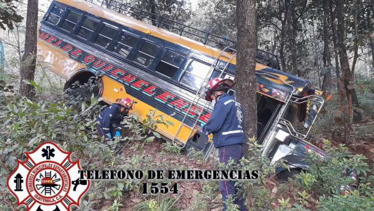 Bus de los Transportes Veloz Quichelense se accidentó en el km 152 de la ruta que de Chichicastenango conduce a Santa Cruz del Quiché. (Foto Prensa Libre: Bomberos Municipales Departamentales). 