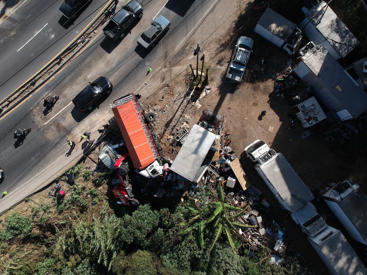 Las labores de limpieza por el accidente en el km 17 de la ruta Interamericana continuaron por varias horas el miércoles 12 de enero. (Foto Prensa Libre: Elmer Vargas)