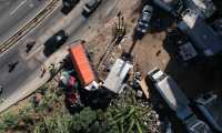 Las labores de limpieza por el accidente en el km 17 de la ruta Interamericana continuaron por varias horas el miércoles 12 de enero. (Foto Prensa Libre: Elmer Vargas)