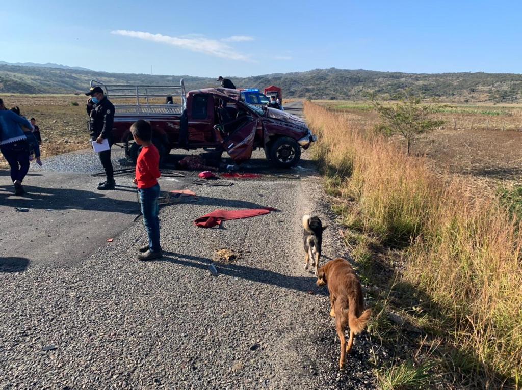 Un picop que conducía un menor de edad volcó en el km 393, en la aldea Guaxacana, Nentón, Huehuehuetenango , y según se reporta extraoficialmente en el incidente hubo 16 muertos.  (Foto Prensa Libre: Cortesía)
