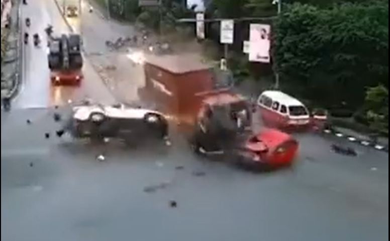 Video: el brutal momento en que un camión embiste y destroza varios carros