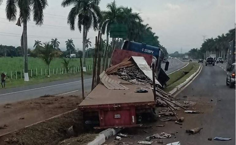 Los accidentes son la segunda causa de muertes en Guatemala. El exceso de velocidad y el mal estado de los vehículos son algunas de las causas principales. En la imagen, un accidente en la autopista Palín-Escuintla. (Foto Prensa Libre: Hemeroteca PL)