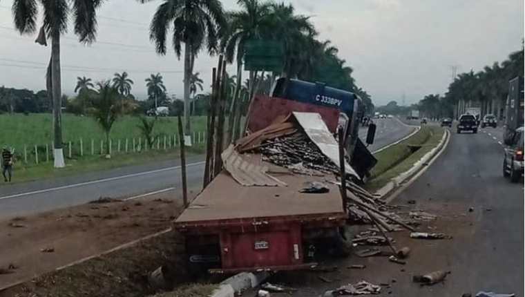 Uno de los accidentes ocurridos este miércoles. Autopista Palín-Escuintla. (Foto: cortesía)