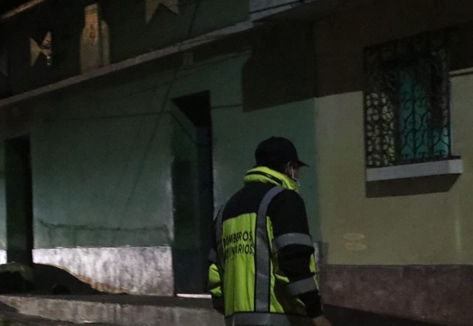 Dos hombres murieron y tres personas resultaron heridas en un ataque armado en Amatitlán. (Foto Prensa Libre: Bomberos Voluntarios)