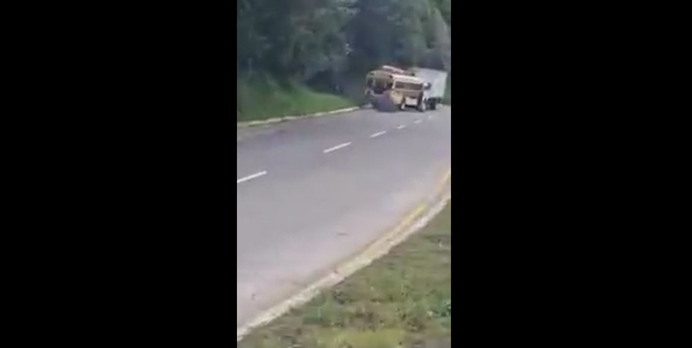 En redes sociales se compartió el video de un conductor de autobús que se pasa a las vías contrarias en la ruta Interamericana. (Foto Prensa Libre: Facebook)