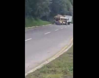 VIDEO: Piloto de autobús maneja contra la vía en la Interamericana para no hacer fila