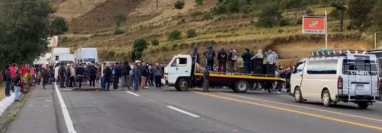 Pobladores de Totonicapán bloquean el paso en el km 178 de la ruta Interamericana. (Foto Prensa Libre: Carlos Hernández)