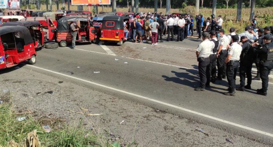 Varias rutas del país permanecen bloqueadas este martes 25 de enero por parte de transportistas. (Foto Prensa Libre: Enrique Paredes)