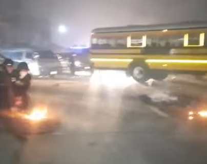 “Pasamos la noche aguantando frío”: el angustioso relato de una maestra que quedó atrapada en la ruta a occidente por bloqueo de transportistas
