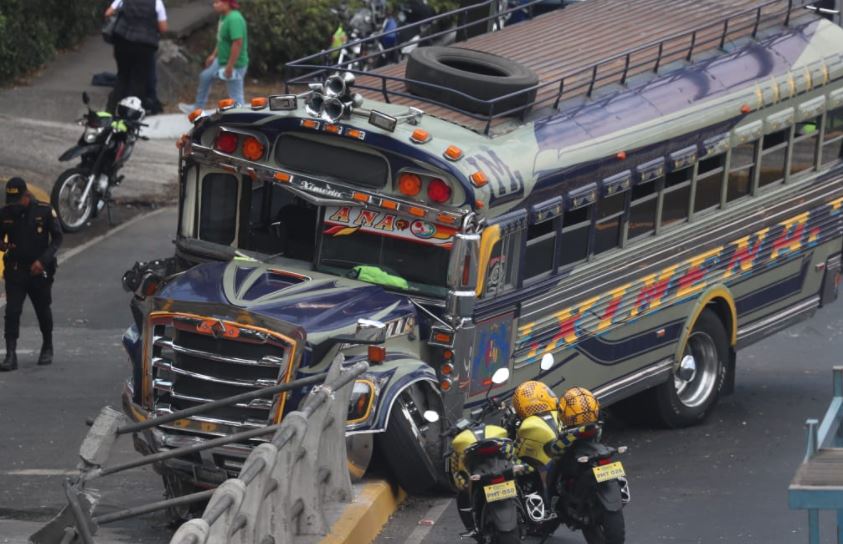 BUS ACCIDENTADO EN BULEVAR LOS PROCERES