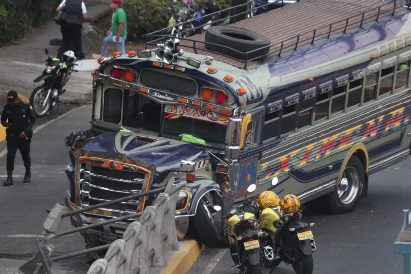 Bus que se accidentó en el Bulevar Los Próceres. (Foto Prensa Libre: Érick Ávila)