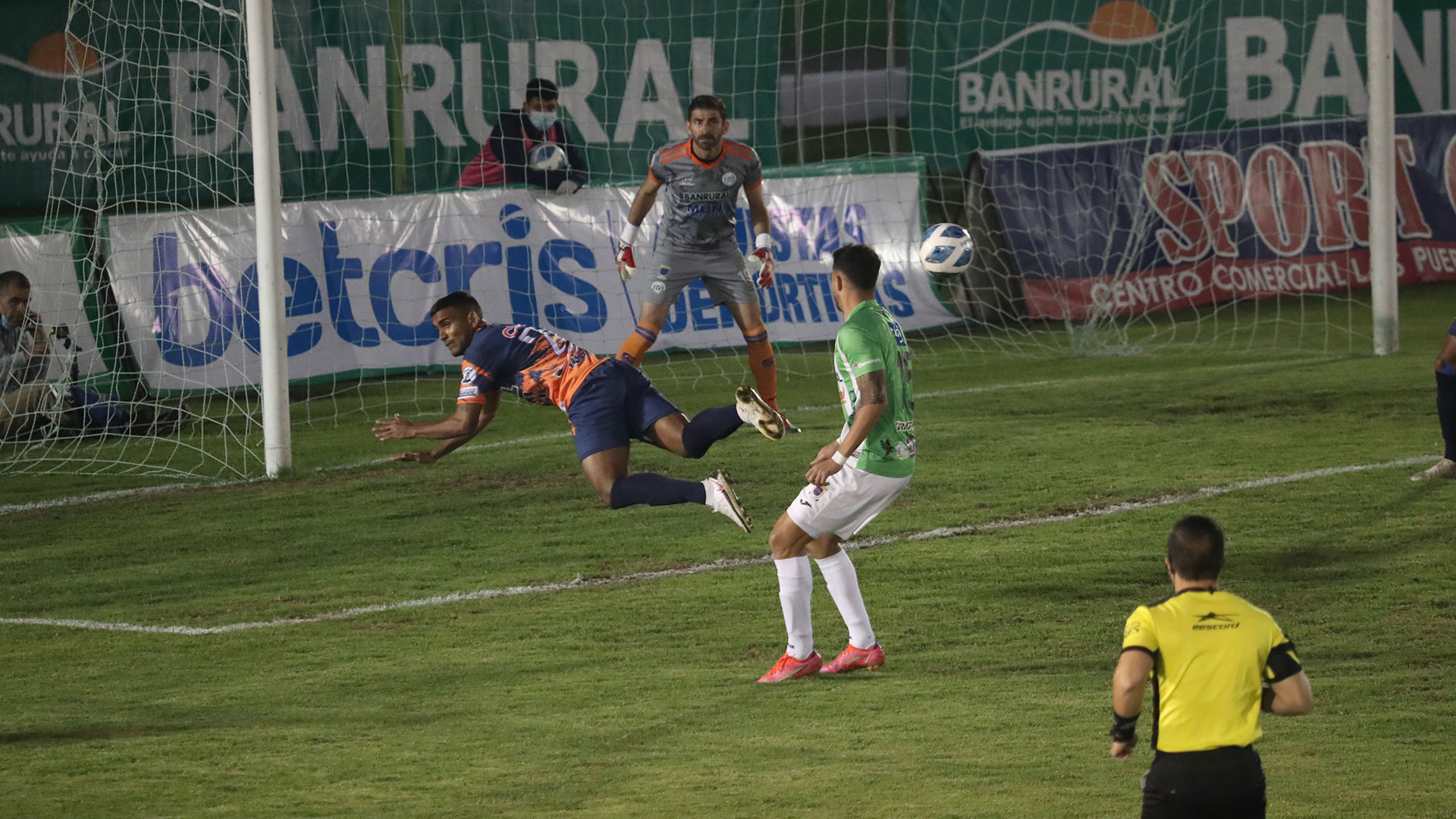 El jugador de Antigua Pedro Báez al momento de rematar el único gol de su equipo ante Achuapa en el Estadio Pensativo. (Foto Prensa Libre: Érick Ávila)