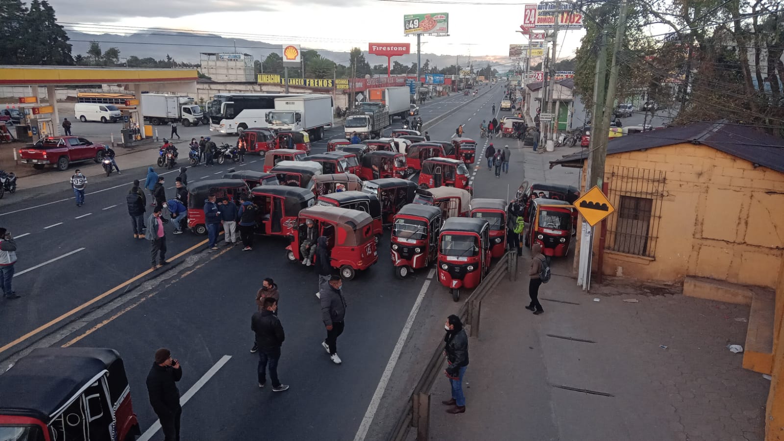 El kilómetro 49 de la ruta Interamericana, El Tejar, Chimaltenango, es uno de los puntos bloqueados por transportistas este lunes 24 de enero. (Foto Prensa Libre: Víctor Chamalé)