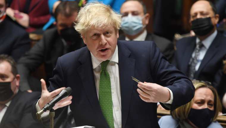 Boris Johnson, anunció que la mayor parte de las actuales restricciones por la covid-19 que se aplican en Inglaterra, como el uso de mascarillas o el teletrabajo, "expirarán" a partir del jueves 27 de enero. (Foto Prensa Libre: EFE)