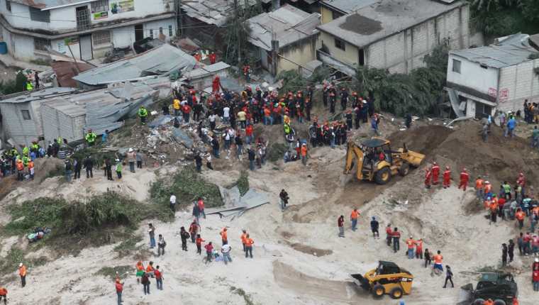 La colonia El Cambray 2 fue soterrada casi en su totalidad por el desprendimiento de un cerro. (Foto Prensa Libre: Hemeroteca PL)