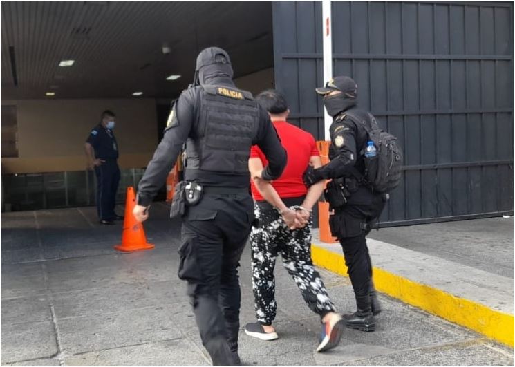 El hombre que hirió a su conviviente fue trasladado a Torre de Tribunales. (Foto Prensa Libre: Cortesía PNC)