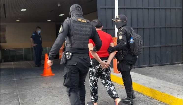 El hombre que hirió a su conviviente fue trasladado a Torre de Tribunales. (Foto Prensa Libre: Cortesía PNC)