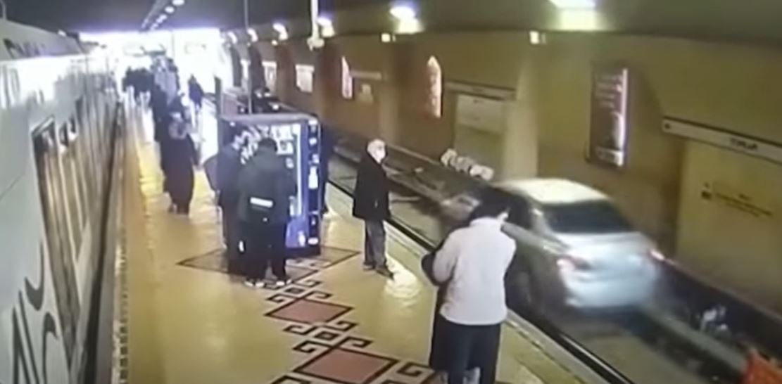 Video: el insólito error que llevó a un conductor a manejar por las vías del tranvía y provocó el susto de varias personas